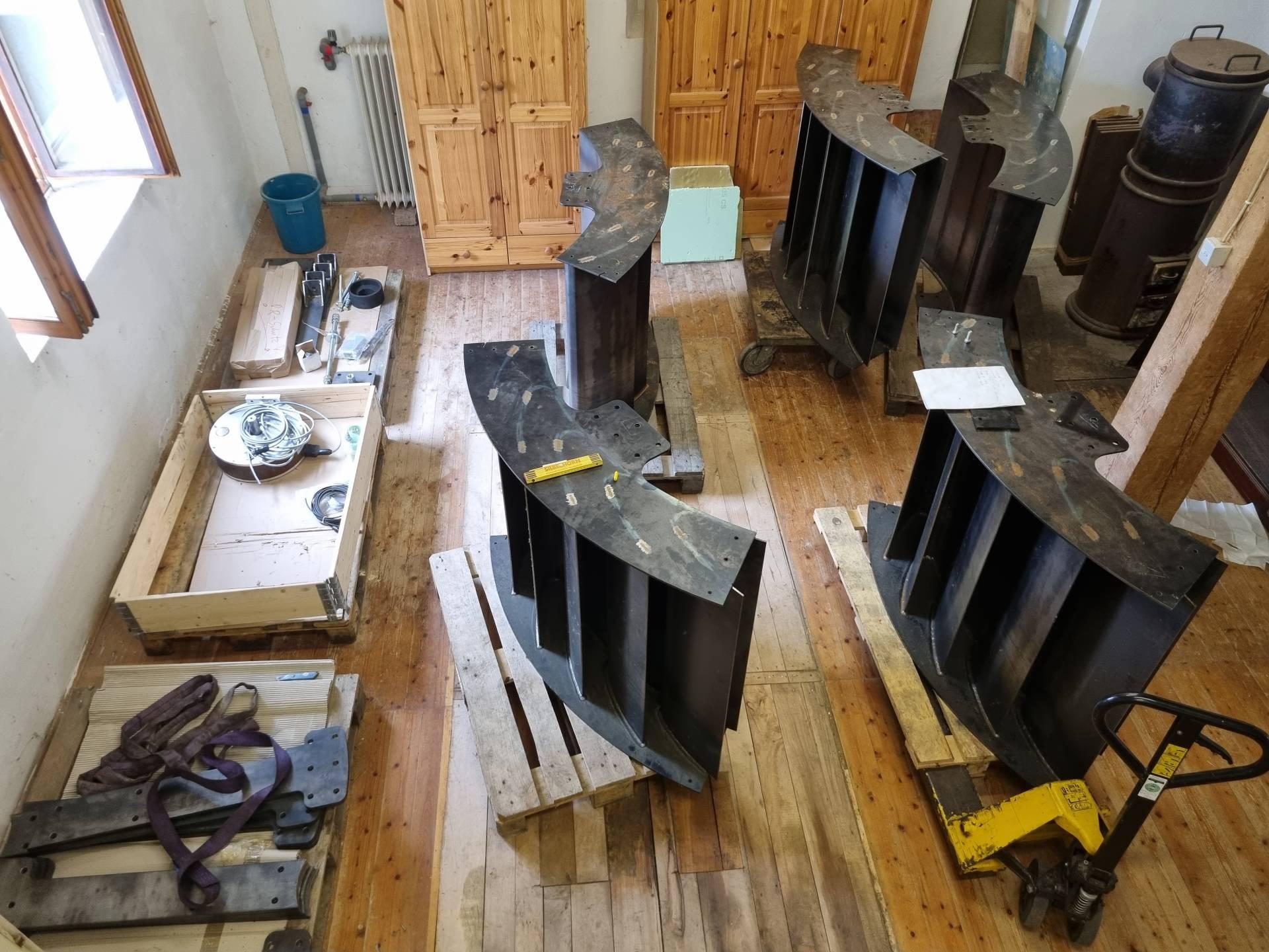 Die vorgefertigten Stahlsegemente des Wasserrads sowie die ca. 600 kg schwere Stahlwelle müssen durch das Wohnhaus ins Wasserrradbauwerk transportiert werden.