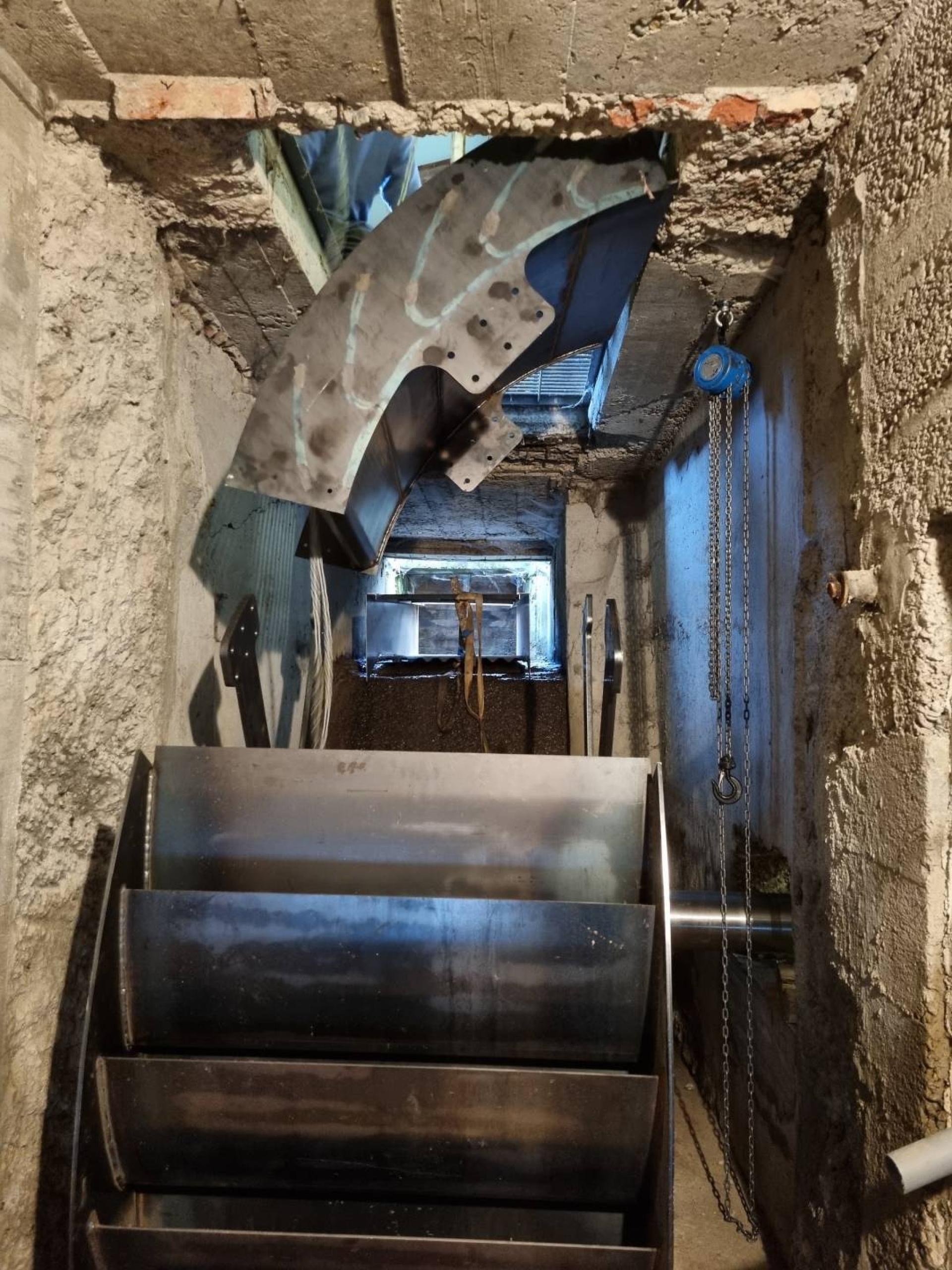 Der enge Raum ist eine echte Herausforderung. Insgesamt 6 Segmente werden nacheinander exakt platziert und montiert.