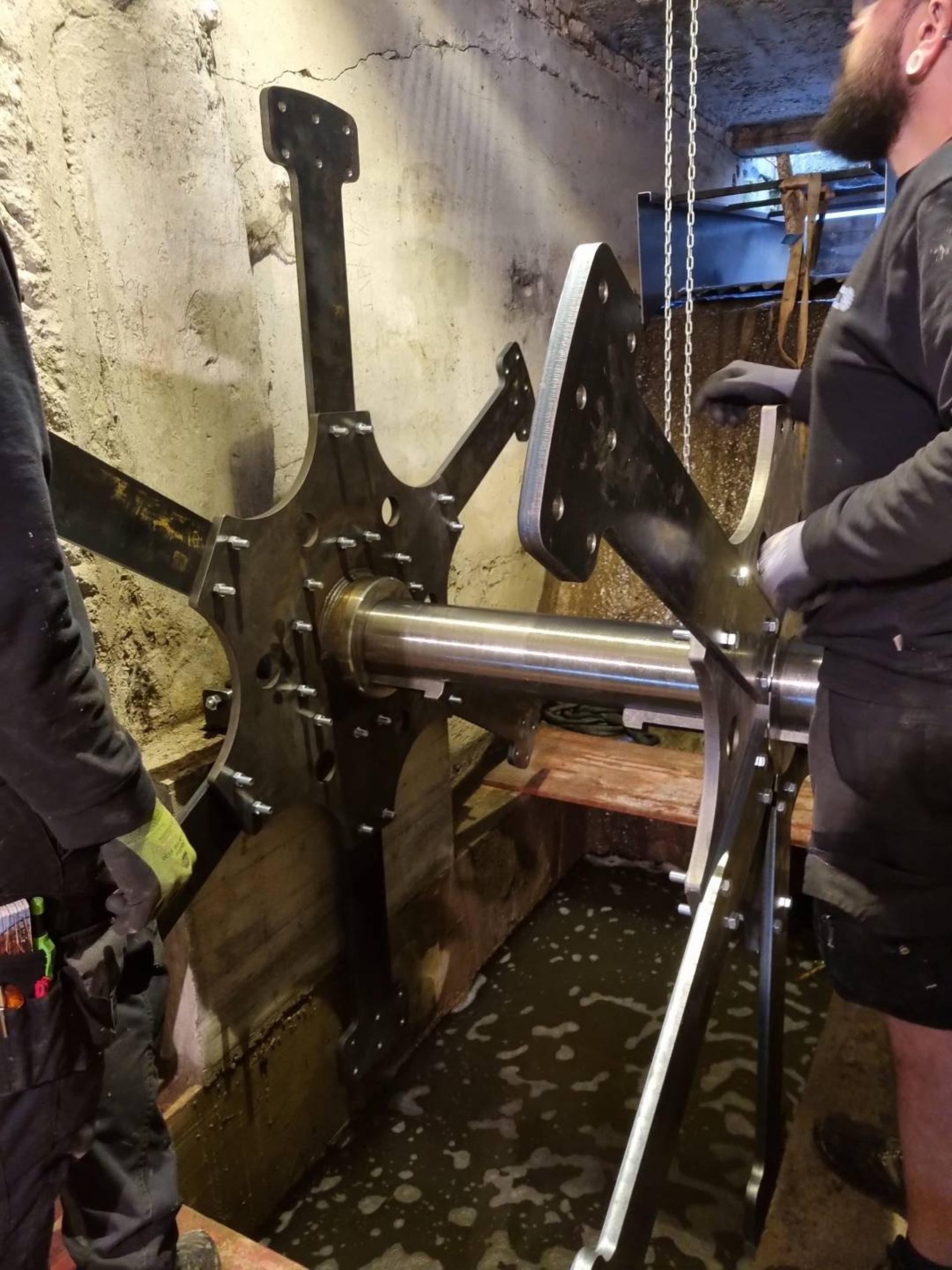 Gut zu erkennen ist der segmentierte Aufbau des Wasserrads mit den konzentrisch angeordneten Stahlschwertern, die vor Ort verschraubt werden.