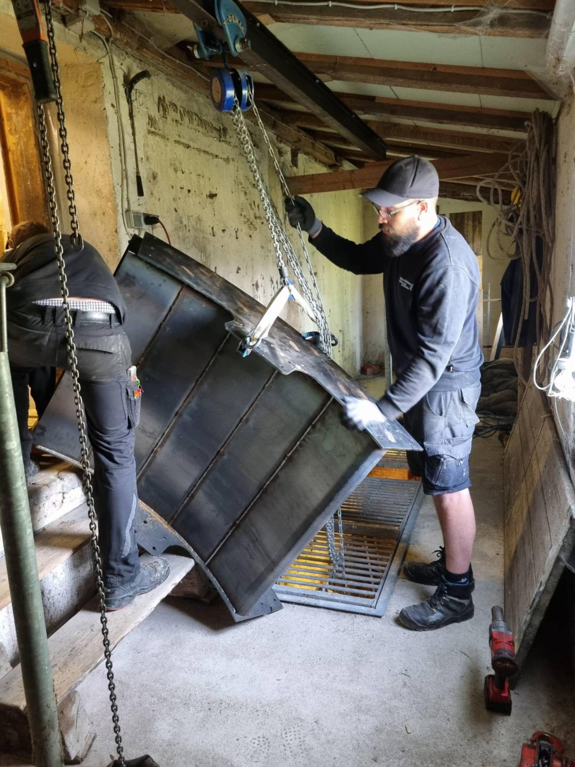 Die einzelnen Schaufelsegmente werden im Wasserradbauwerk mit einem von uns installierten Flaschenzug relativ leicht bewegt.